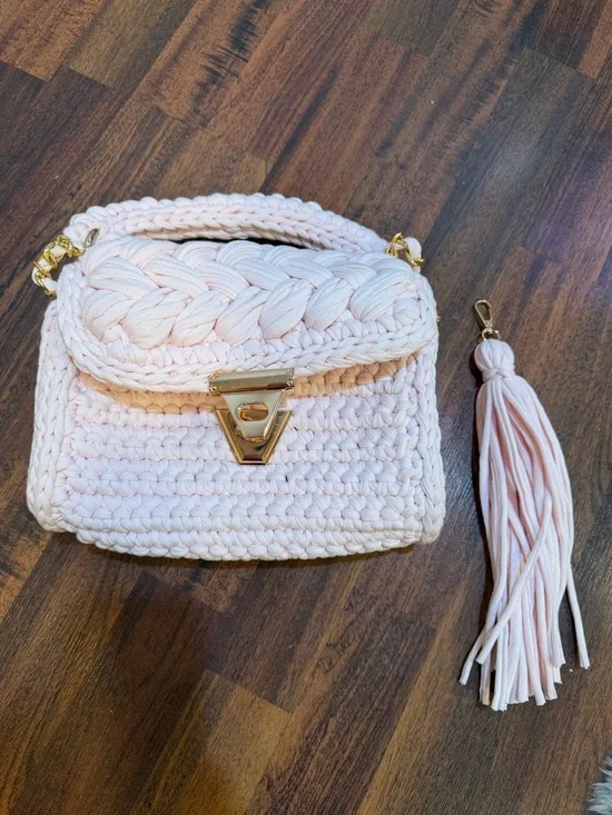 NEW… Handwoven Pink Crochet Shoulder Bag with Gold Chain - Picture 4 of 12